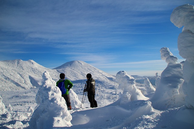 スノーシュートレッキング樹氷と大岳等を望む