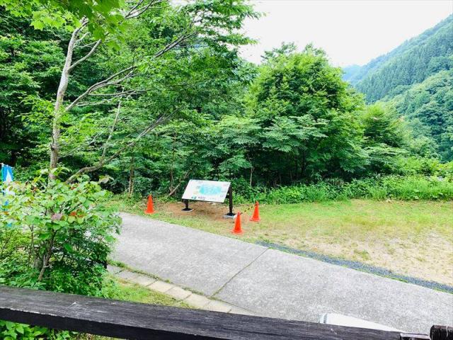 朝日鉱泉駐車場入り口に大朝日岳案内看板が設置されました。