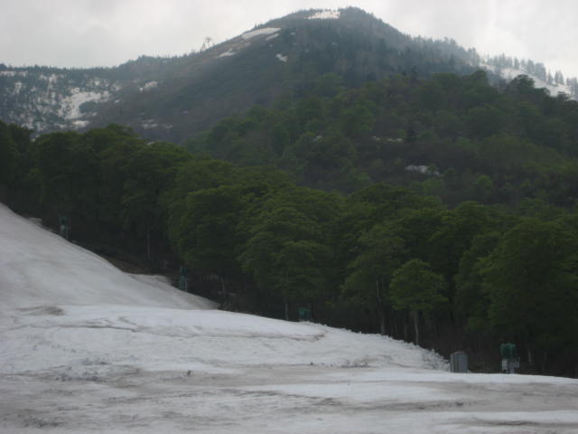 和田小屋を出て登山道へ向かう方向を見る。まだ残雪はタップリ 