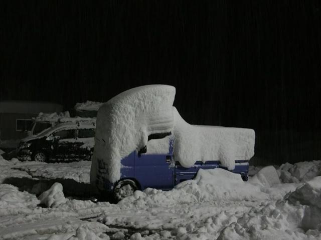 夜になってようやく雪がとまりましたが、止めてあった車はこんなことになってしまいました。
