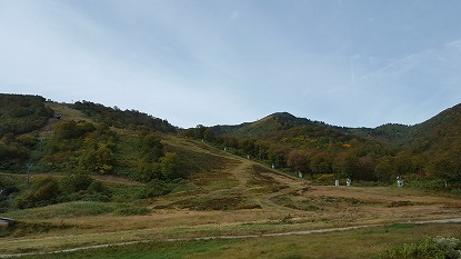 苗場山山頂方面から紅葉は始まっており、少しずつ麓へ紅葉前線は向かっています。
