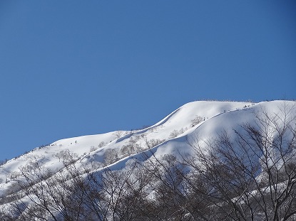 10日の強風雪で遠くの山には大きな雪庇ができてました。