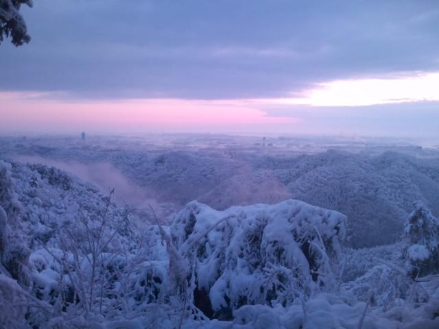 雪が積もった夜明け前の高尾山。稲荷坂からの景色 