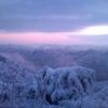 雪が積もった夜明け前の高尾山。稲荷坂からの景色 
