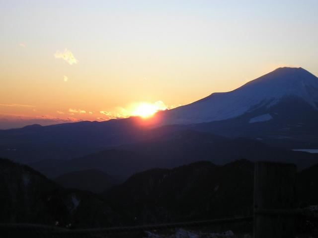 山頂から富士山方面に日が沈む。雄大な景色が楽しめます 
