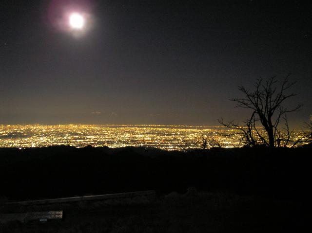 空気の透明度が高いこの時期、山頂からの素晴らしい夜景。 