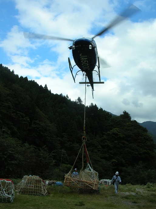 蛭ヶ岳への物資荷揚げが、台風の合間を縫って行われました。