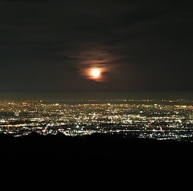 夜景と月