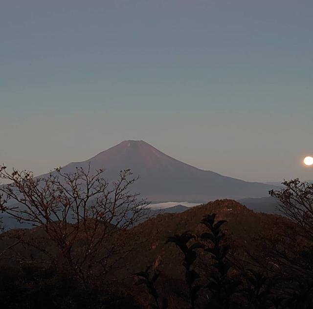 5時10分現在の富士と満月