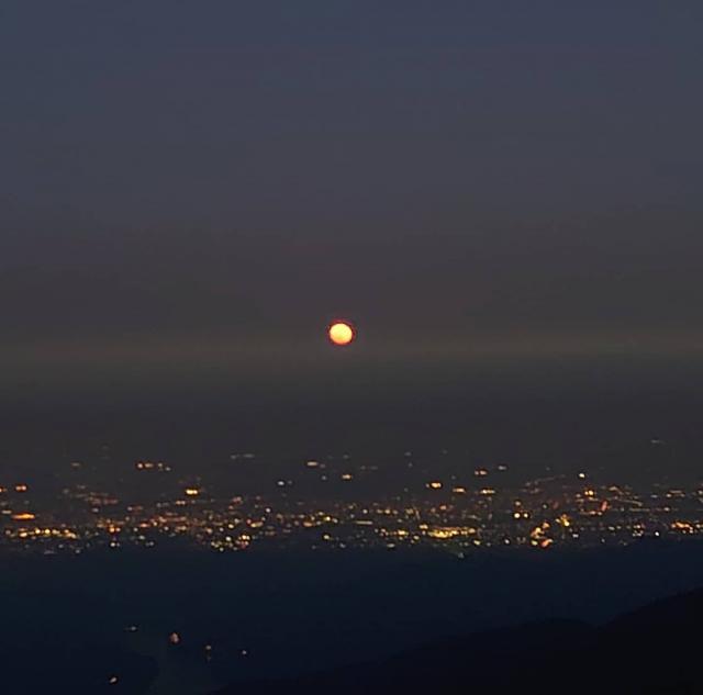 山頂からの夜景と月