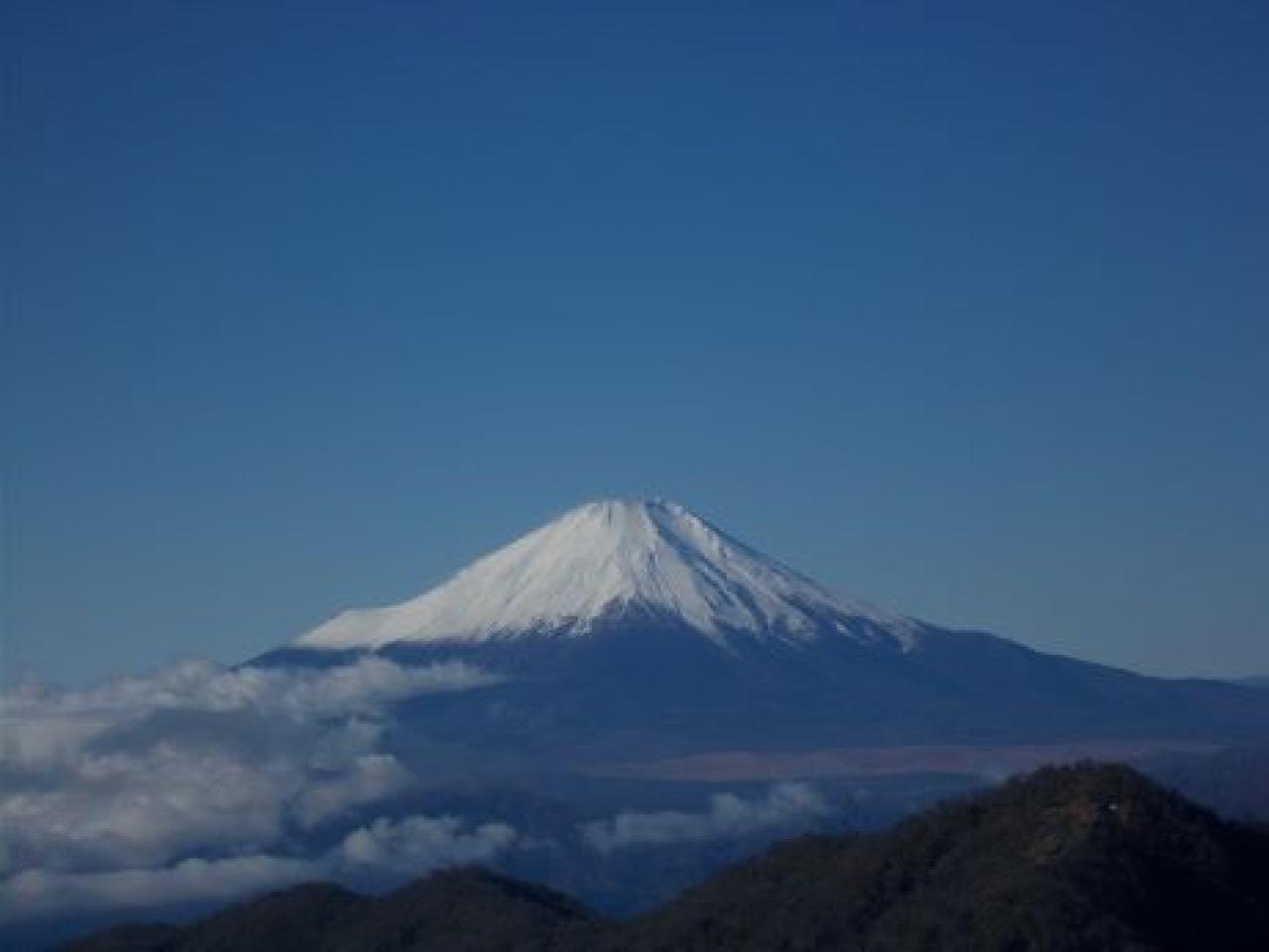 白く雪を頂く富士山の眺望
