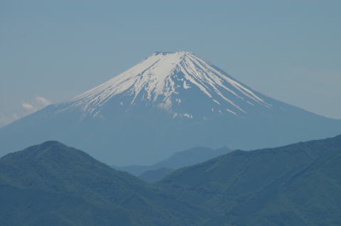 ６月中旬頃、尾根から富士山を見ると中心近くの残雪が鳥の型に見えます。 
