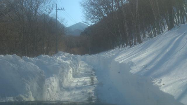 林道の除雪したところ。山荘まではまだ除雪されていません。