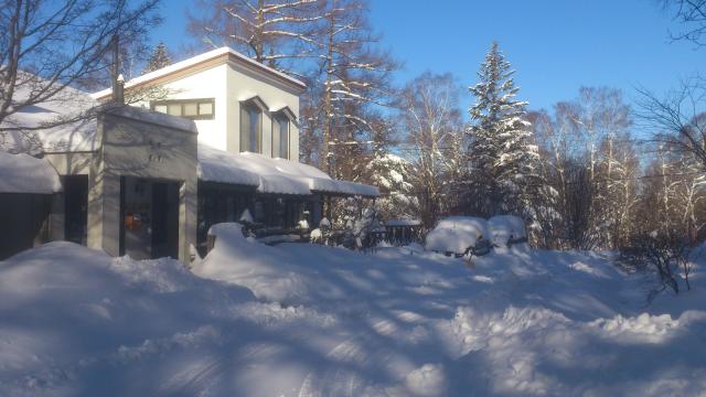 山荘周辺の様子。雪に囲まれています。