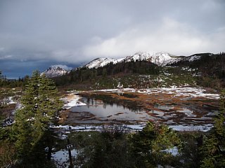 高谷池の雪もだいぶ消えました。 