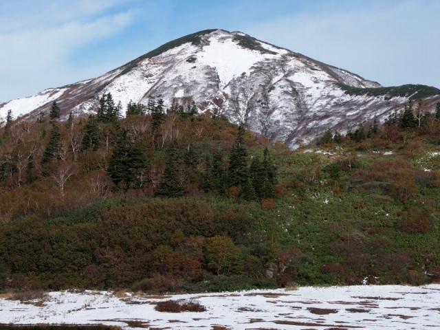 火打山頂上付近にはまだ雪が残っていますが、登山道の雪は今日中にほとんど消えてしまいそうです 