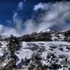 ヒュッテから見る初冠雪の火打山と高谷池湿原 