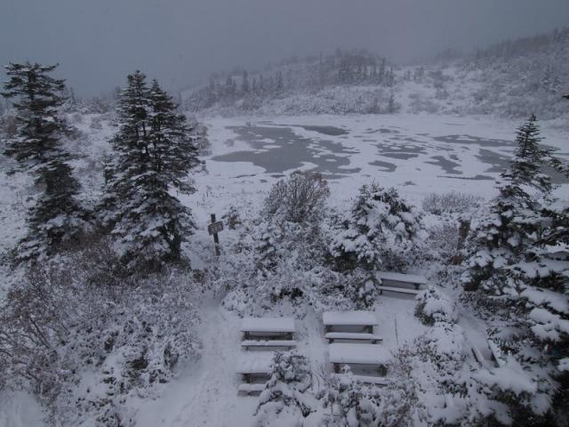 高谷池も真っ白に雪化粧 