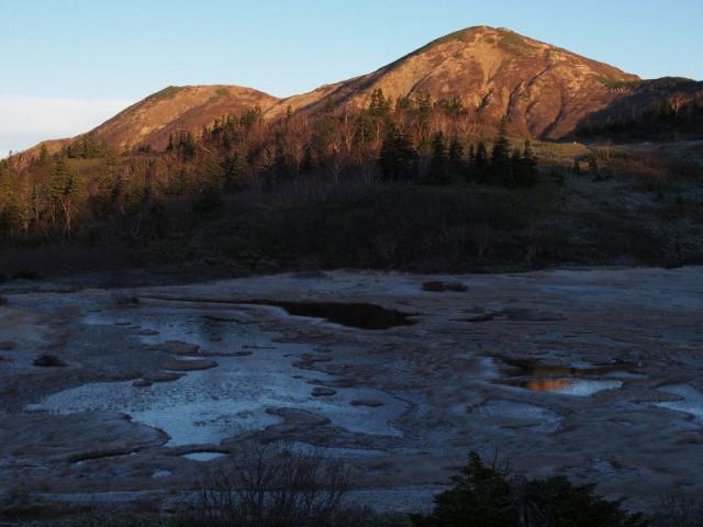 朝、高谷池も氷が張りました。気温上昇は早く、7時で既に5℃まで上がりました 