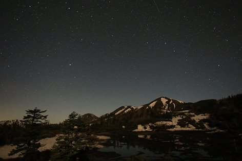 星降る高谷池と火打山のシルエット