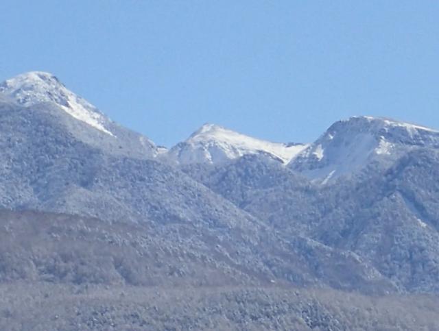 山麓から見た雪化粧の八ヶ岳