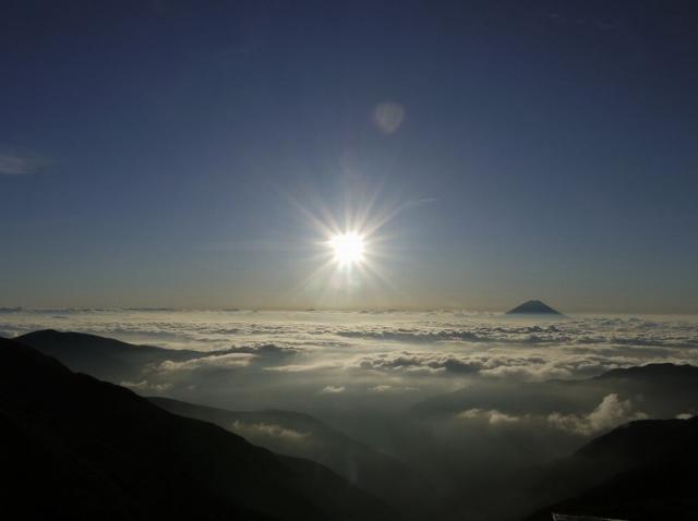 雲海に浮かぶ富士山とご来光 