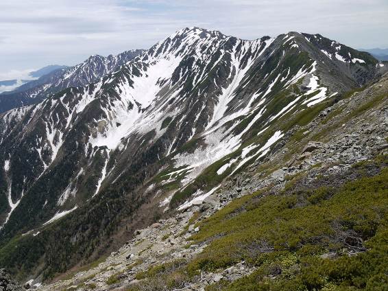 間ノ岳方面、稜線上登山道には雪なし 