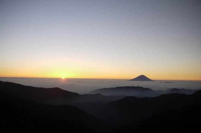 16日の日の出。とても美しかったです。向こうに富士山。 