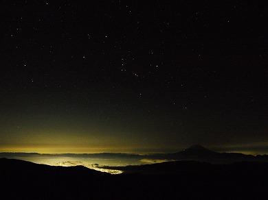 オリオン座流星群の夜。
残念ながら流星はほとんど見られませんでしたが、澄んだ星空は絶品でした。 