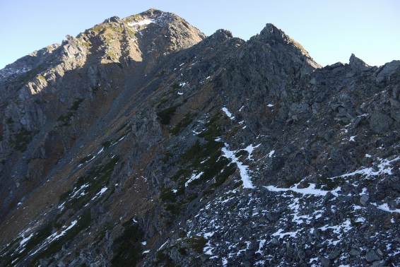 北岳山荘から北岳山頂への登山道は、所々雪が残っています 