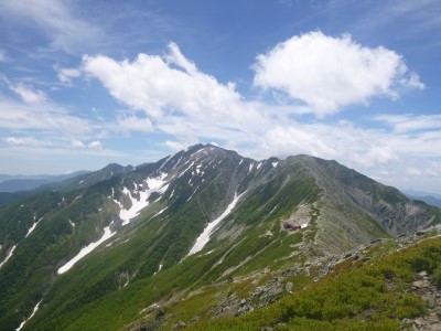 北岳から間ノ岳への稜線　(途中に北岳山荘があります。)