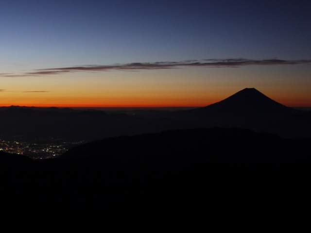 夜明けの富士山と街灯り