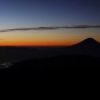 夜明けの富士山と街灯り