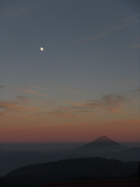 北岳山荘から見た夕暮れ時の富士山と月