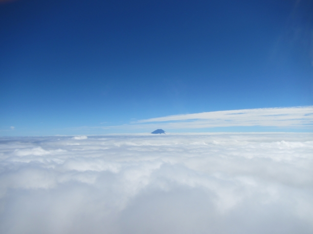 雲海の向こうに富士山が顔をのぞかせていました。（北岳山頂から）