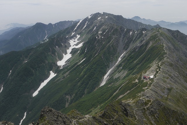 間ノ岳への稜線。赤い屋根の建物が北岳山荘です。