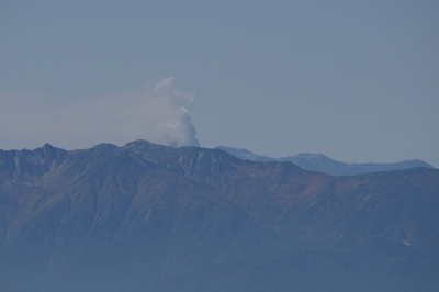 稜線からの御嶽山の噴煙　