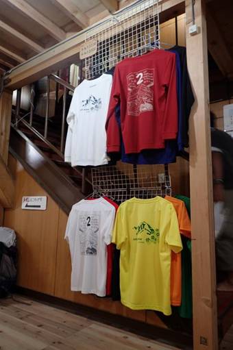 北岳山荘ではオリジナルのTシャツも用意しています（半袖3,300円、長袖3,800円）。