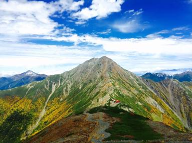 間ノ岳から北岳方面。山の斜面はすっかり秋の色に染まっています。