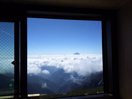 山荘窓の外は雲の向こうに富士山