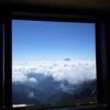 山荘窓の外は雲の向こうに富士山