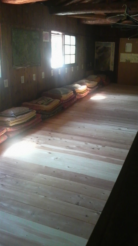 大門沢小屋はリニューアルしてきれいになりました。本日よりオープン 
