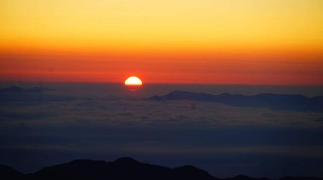 赤石岳避難小屋より　雲海と太陽