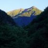 椹島・牛首峠から見る、朝日を浴びる赤石岳