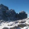 稜線の岩場では、アイゼンも効かず薄く凍結箇所あり危険です。