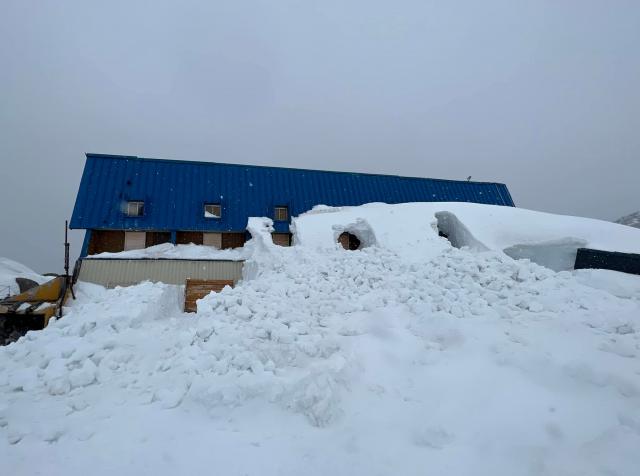 除雪作業中の小屋。まだ雪はタップリです