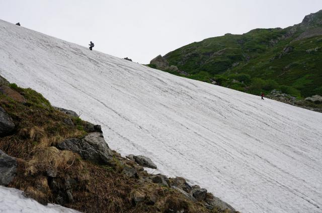 小雪渓のトラバースルートを登山道下から撮影。非常に傾斜が急です。滑落要注意。必ずアイゼンを着けて慎重に。