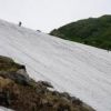 小雪渓のトラバースルートを登山道下から撮影。非常に傾斜が急です。滑落要注意。必ずアイゼンを着けて慎重に。
