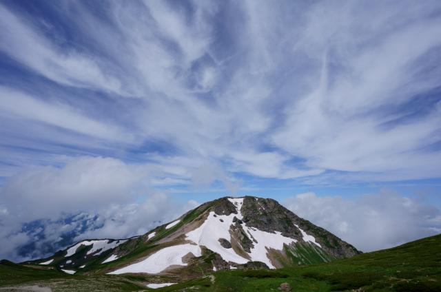 久しぶりの青空です。旭岳上空の雲には勢いがありました。