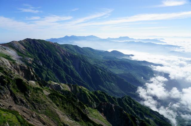朝は小蓮華山をはじめとして、妙高・火打・雨飾山、高妻山、浅間山など信州側の山並みはきれいに見えていました